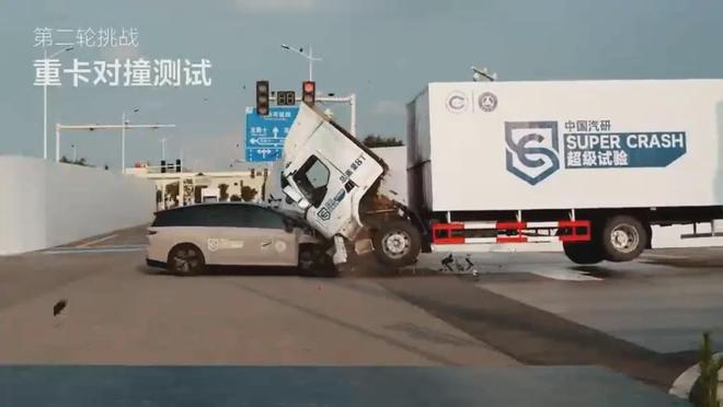 理想i8和重卡正面相撞时重卡4个车轮弹起乘龙卡车回应丨邦早报(图2)