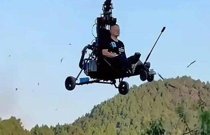 网红“唐飞机”直播时坠机身亡：涉事飞机为自行组装回应→(图1)