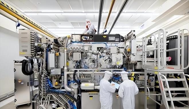 只差光刻技术了！日媒：中国将成日荷后第三个造光刻机的国家(图1)