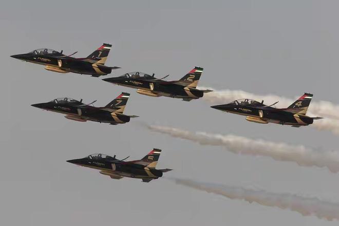 光辉战机在迪拜“机毁人亡”中国“枭龙”现场拿下大单(图5)