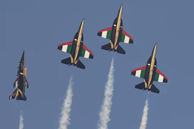 光辉战机在迪拜“机毁人亡”中国“枭龙”现场拿下大单(图6)