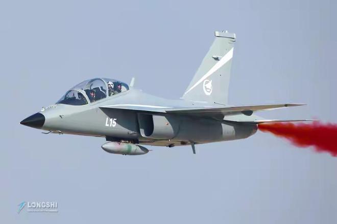 光辉战机在迪拜“机毁人亡”中国“枭龙”现场拿下大单(图9)