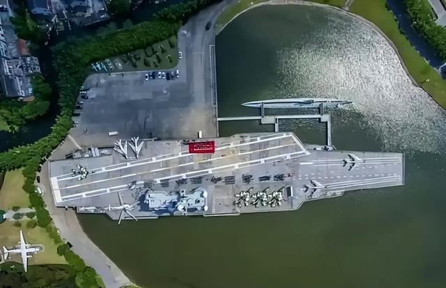 美媒:中国建造全球最大航母12万吨核动力可上舰100架歼35(图2)