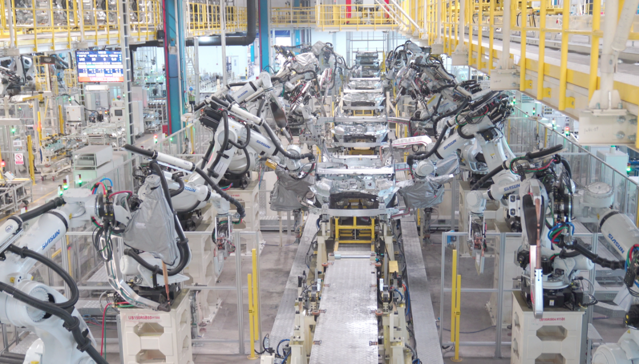 从配角到主角！新松机器人登陆吉利汽车焊装主线实现历史性跨越(图1)