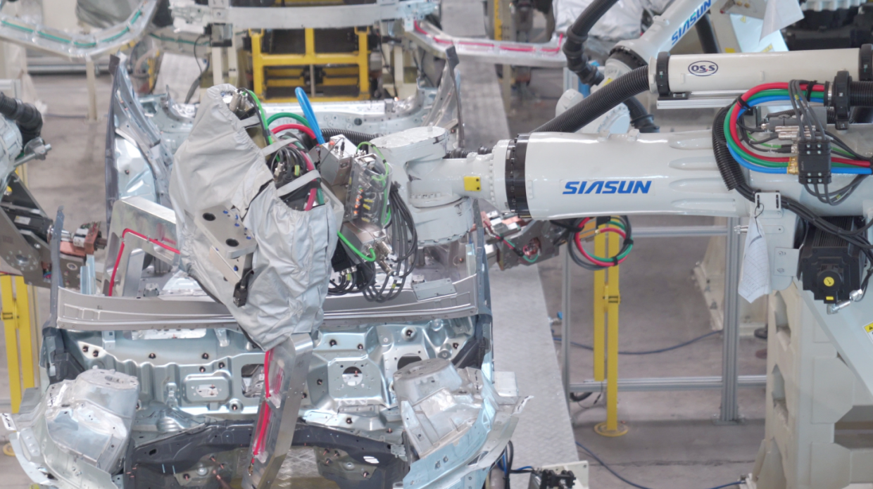 从配角到主角！新松机器人登陆吉利汽车焊装主线实现历史性跨越(图2)